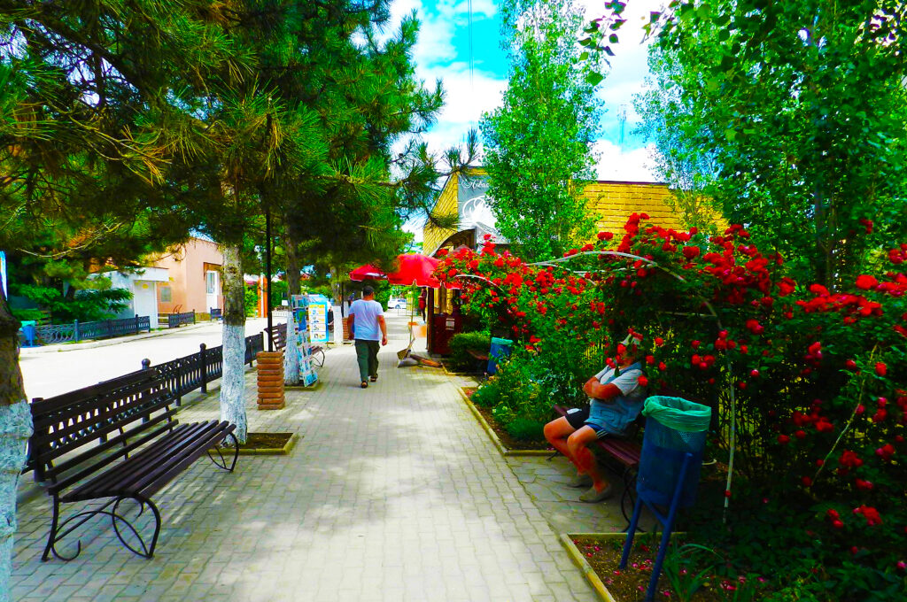 Цветочная аллея возле главных ворот базы Прибой