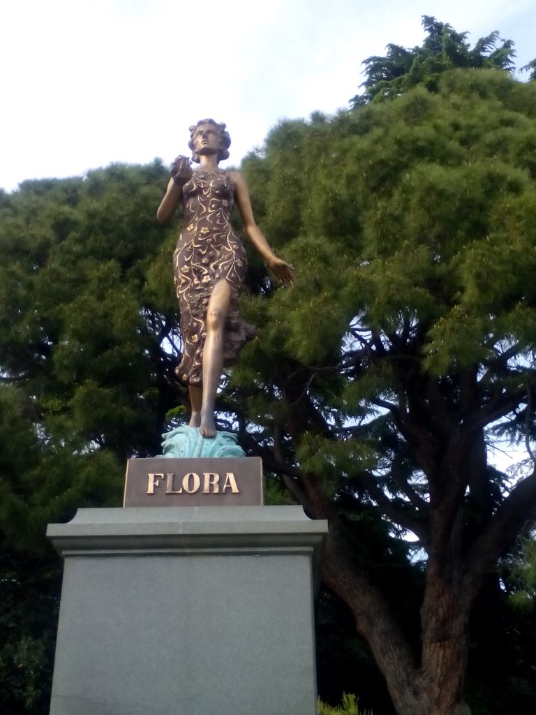Скульптура богиня Весны Флора