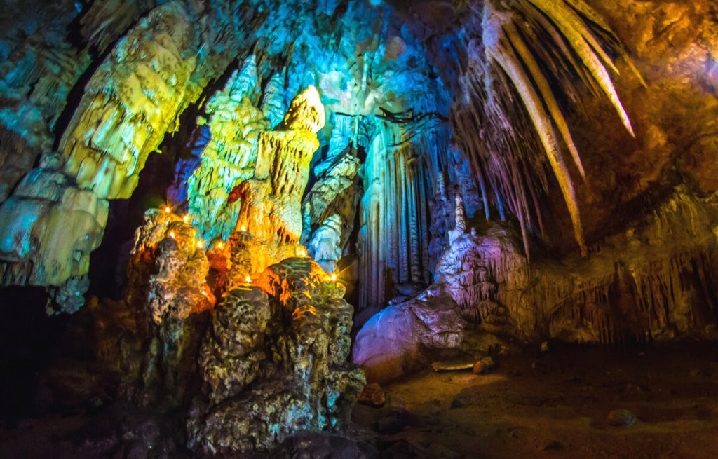 Нереальный интерьер Красной пещеры