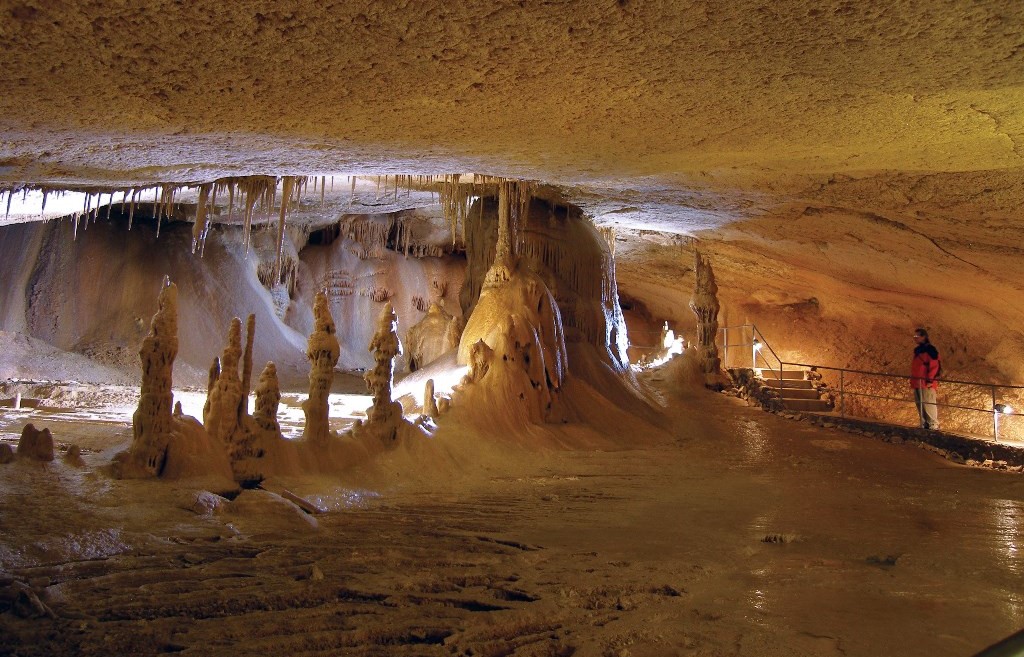 Своды и колонны в Мраморной пещере