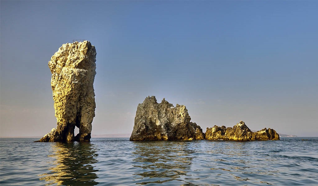 Скалы посреди моря на мысе Опук