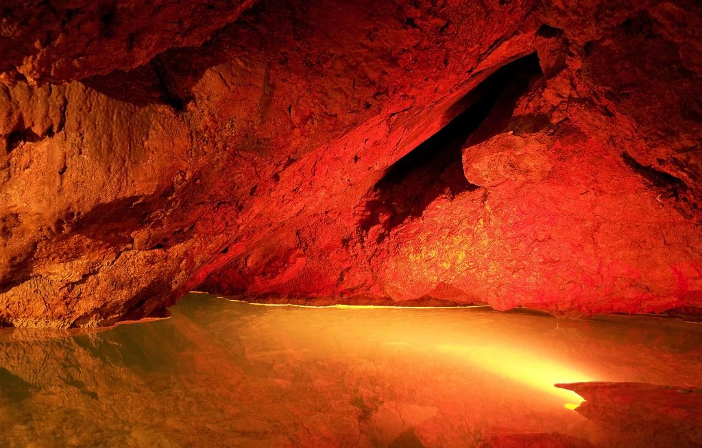 Красная прекрасная пещера